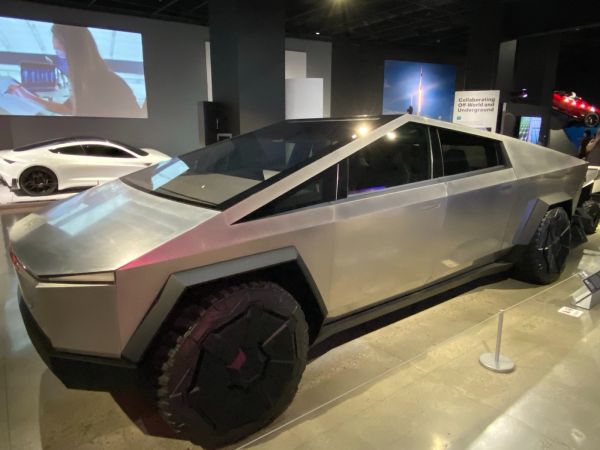 Tesla Cybertruck CyberBestia