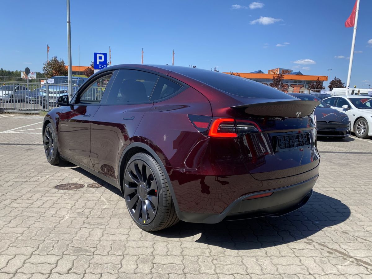 Tesla Midnight Cherry Red, w całej okazałości (zdjęcia + film 4k) - zdjęcie główne