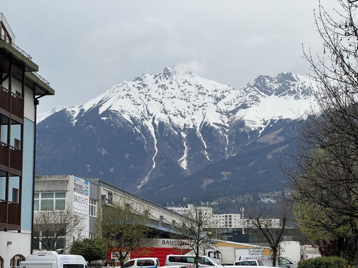Taki widok budzi nas w hotelu AlpHotel w Innsbrucku