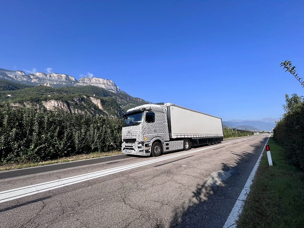Ciężarówka od Mercedesa testowana w górach. Wyzwanie 1000 km zaliczone! - zdjęcie główne