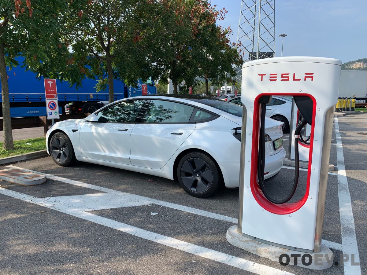 Tesla chwali prefabrykowane Superchargery... - zdjęcie główne