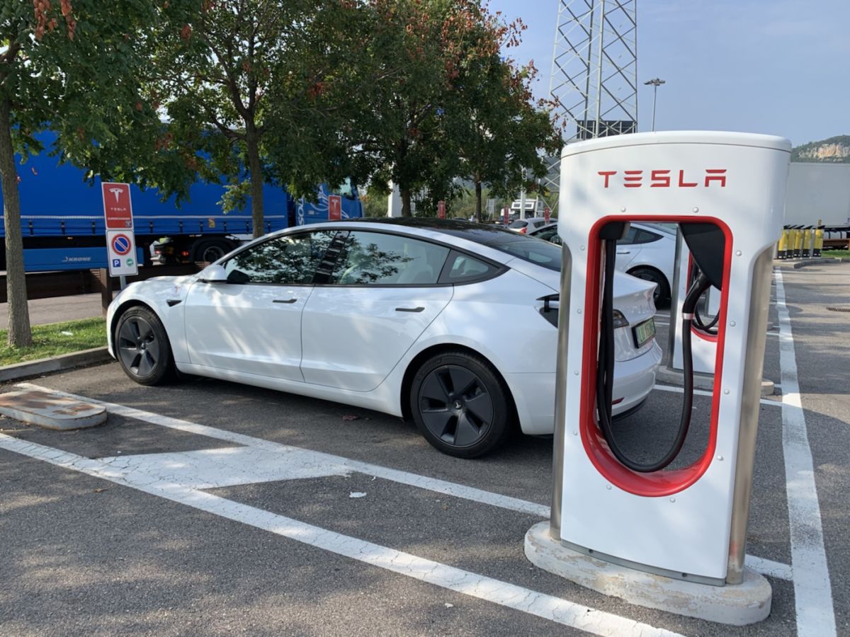 Potężna moc Superchargerów Tesli… - zdjęcie główne
