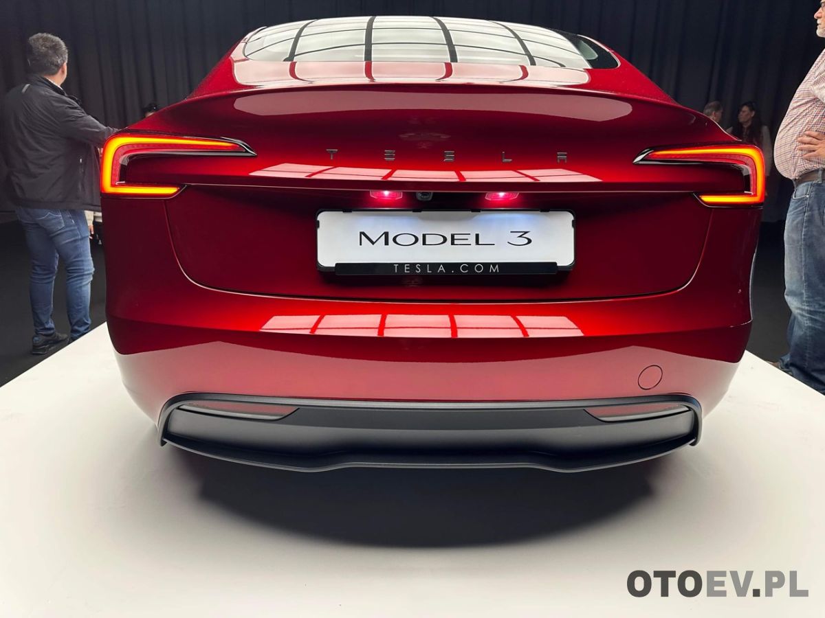 Tesla Model 3 Highland - pełne fabryczne parkingi. - zdjęcie główne