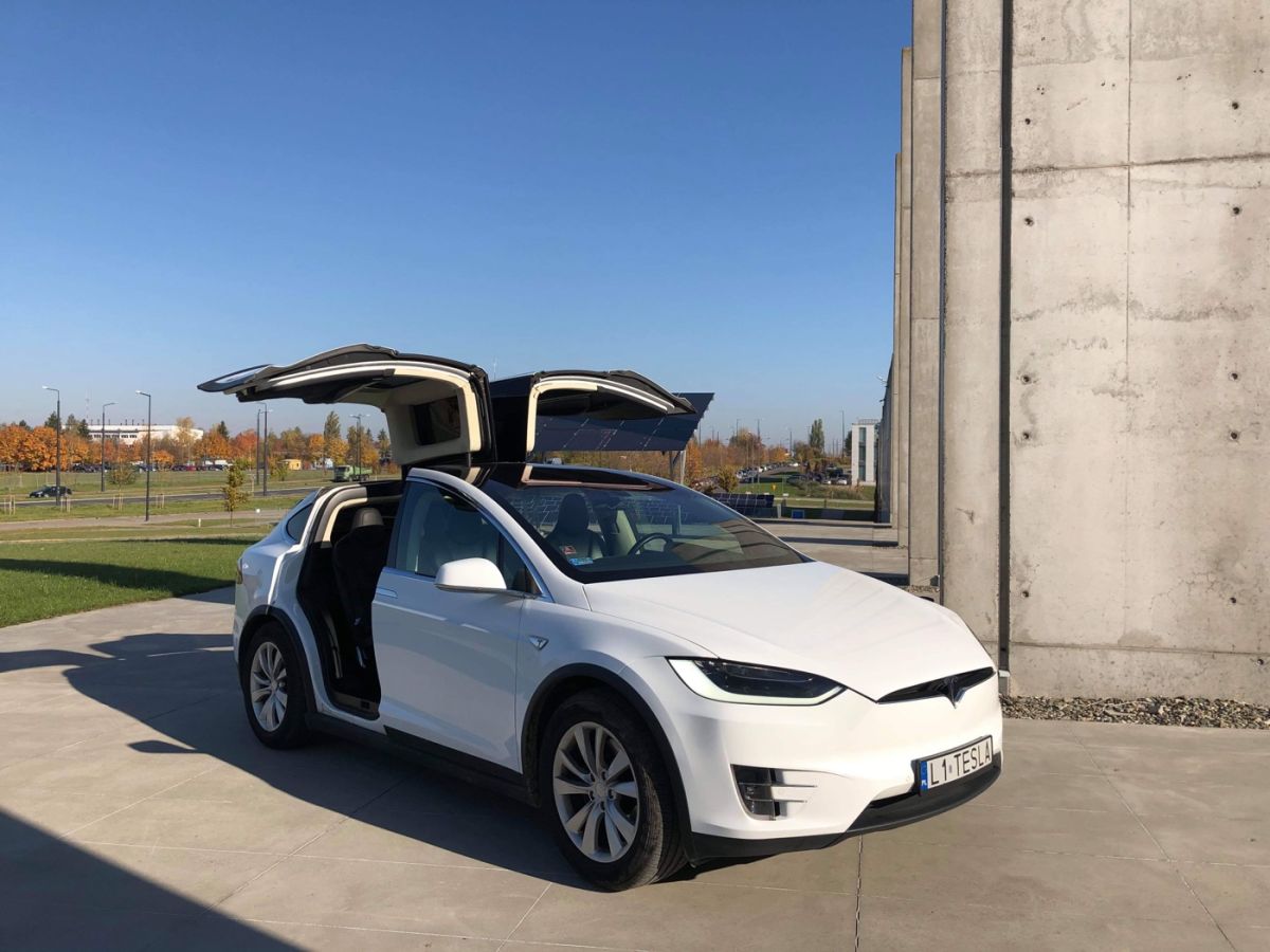 Tesla Model X - dane techniczne 2023 - zdjęcie główne