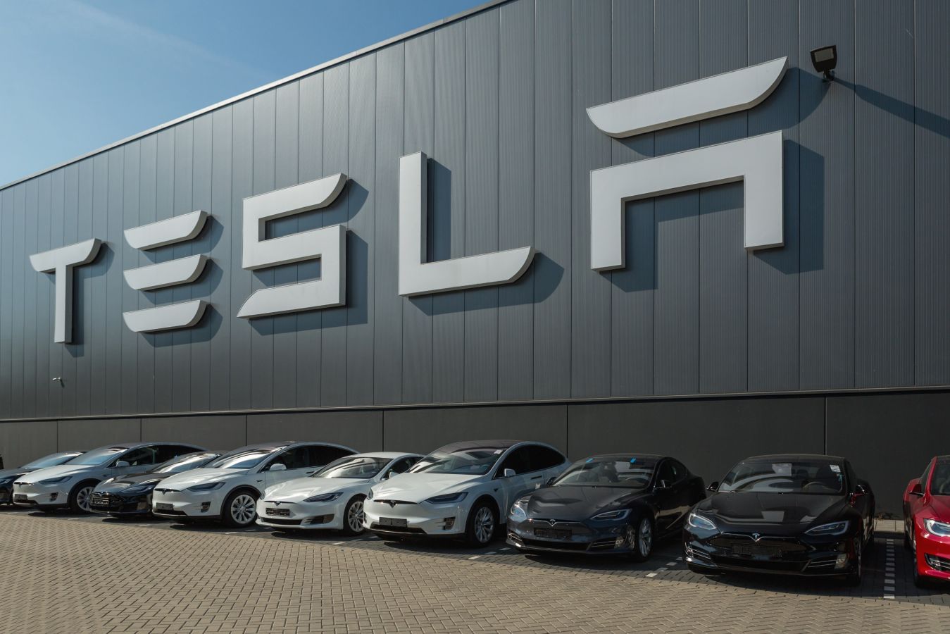 Fabryka Tesli stoi, po podpaleniu sieci energetycznej. Tesla Berlin zużywa jednak zaledwie 1/3 wody którą ma w kontrakcie z władzami - zdjęcie główne