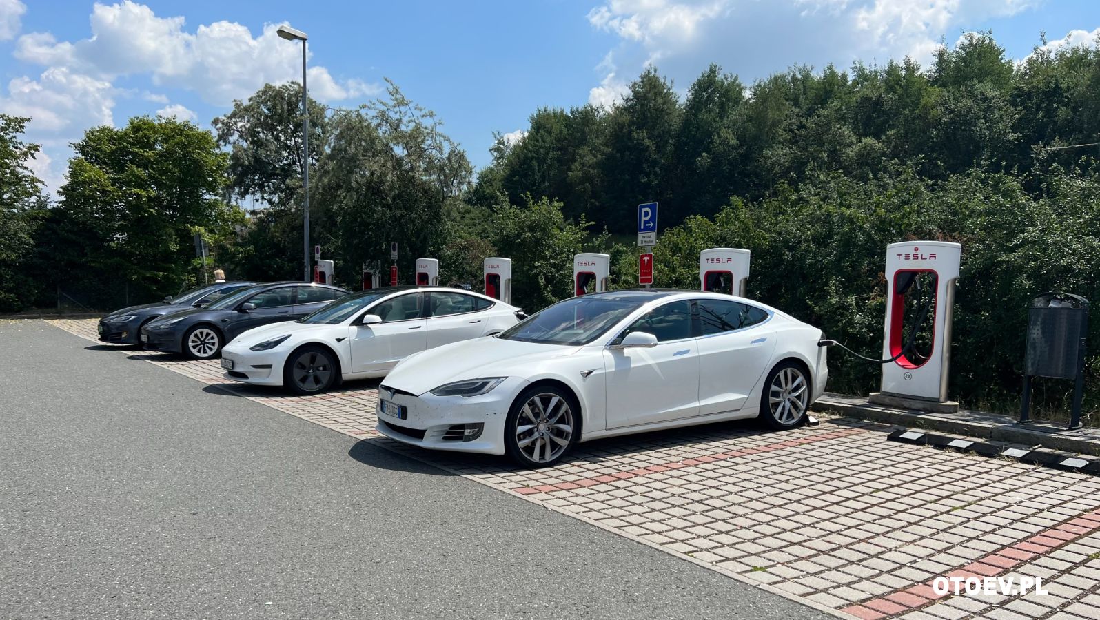 Jaka będzie przyszłość sieci ładowania Supercharger Tesli? - zdjęcie główne