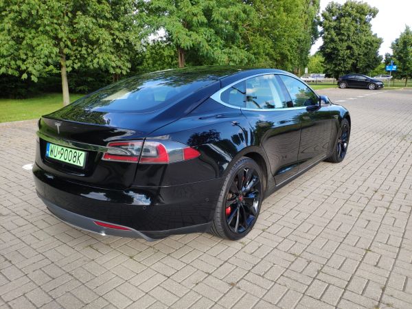 Piękna Tesla S przedliftowa z darmowym ładowaniem