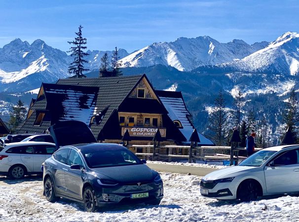 Tesla X na stoku w Małym Cichym