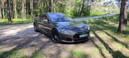 Tesla Model S 85D