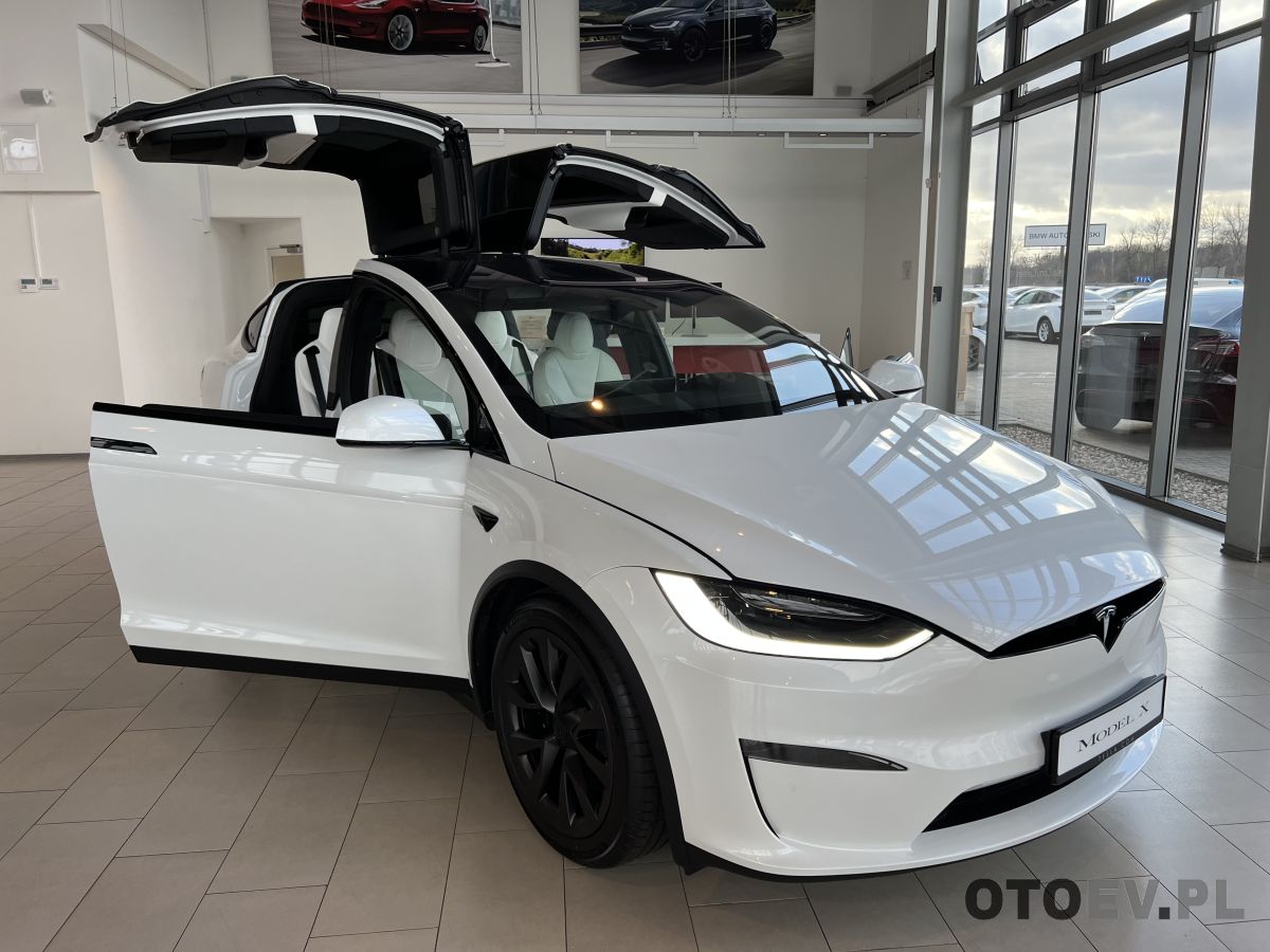 Tesla auto outlet cena