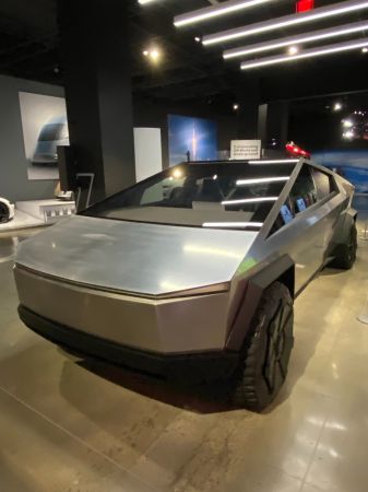 Zdjęcie Tesla Cybertruck CyberBestia