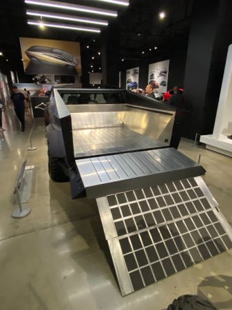 Zdjęcie Tesla Cybertruck CyberBestia